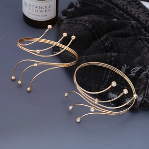 Bracciale da braccio a spirale multistrato dorato con strass e sfere in metallo