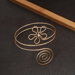 Bracelet de bras spirale doré multicouche avec motif floral et cristal