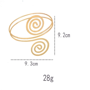 Dettaglio del bracciale a spirale dorato con dimensioni di 9,2 cm di altezza e 9,3 cm