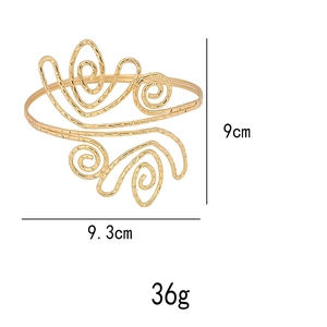 Dettaglio del bracciale da braccio a tulipano dorato con trama martellata e misura 9cm