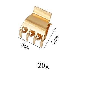 Detailed view of a 3cm golden metal hair claw clip with its exact weight and dimensions