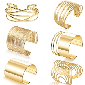 Élégant ensemble de six bracelets manchettes dorés avec motifs métalliques polis multicouches