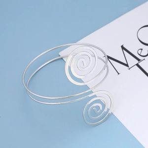 Bracciale a fascia geometrico a spirale in argento con elegante design a doppia linea