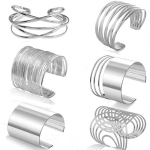 Ensemble de six bracelets ouverts en argent poli avec divers motifs géométriques ajourés