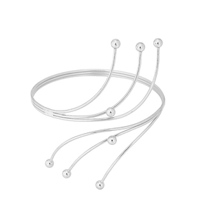 Dettaglio ravvicinato del bracciale da braccio argento multistrato con design aperto e sfere