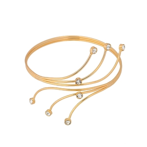 Dettaglio del bracciale rigido dorato a più strati con cristalli scintillanti incastonati