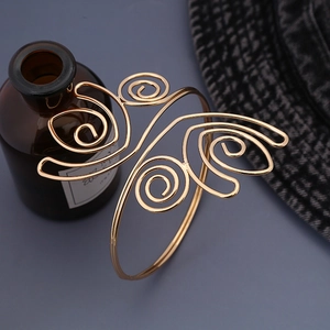 Dettaglio macro del bracciale da braccio a tulipano dorato con design a spirale strutturata