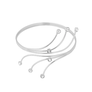 Dettaglio ravvicinato di un bracciale a fascia argento multistrato con accenti in cristallo