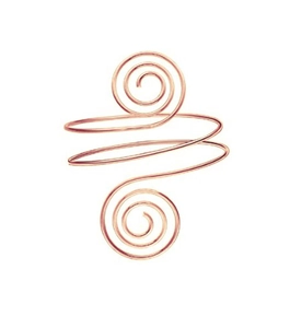Dettaglio del bracciale da braccio geometrico a spirale oro rosa con design regolabile