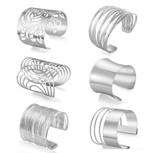 Lot de six bracelets manchettes ouverts en métal argenté aux motifs floraux variés