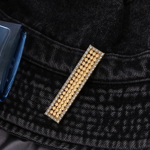 Barrette rectangulaire élégante en métal doré avec quatre rangées de strass brillants