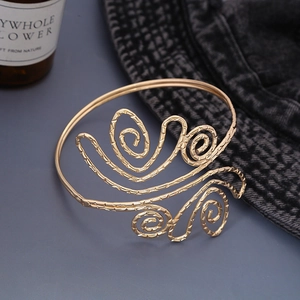 Bracciale da braccio a spirale dorato con motivi a tulipano e finitura metallica