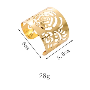 Detail view of a 6cm wide golden metal hollow flower cuff bracelet with dimensions