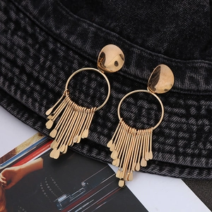 Élégantes boucles d'oreilles pendantes dorées à franges métalliques avec finition polie