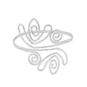 Vista dettagliata del bracciale da braccio in metallo argento con texture a doppia spirale
