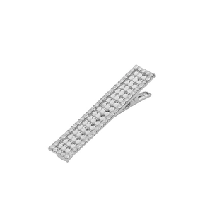 Vue détaillée d'une barrette rectangulaire en métal argenté avec des strass en cristal