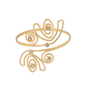 Dettaglio del bracciale da braccio a tulipano dorato con fili metallici e strass brillanti