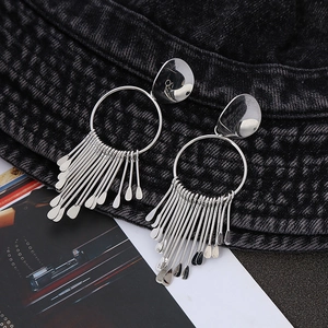 Boucles d'oreilles élégantes à pompons argentés avec pendentifs ronds géométriques
