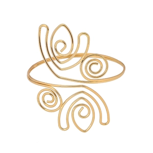 Dettaglio del bracciale da braccio a tulipano dorato con trama a spirale e design artistico