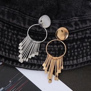 Longues boucles d'oreilles à pompons métalliques avec cercles géométriques texturés