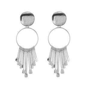 Vue détaillée de boucles d'oreilles argentées à pompons longs et disques géométriques