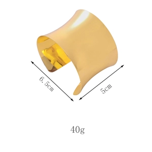 Détail du bracelet manchette doré poli de 6,5 cm de large avec design à ouverture en C