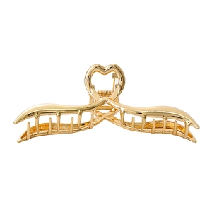 Elegante pinza per capelli in metallo dorato a forma di cuore con design a onde lucido