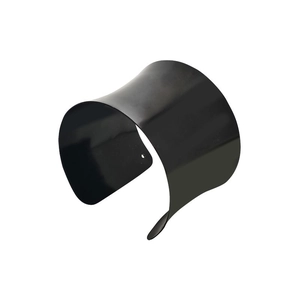 Bracelet manchette large noir minimaliste en métal poli avec un design ouvert géométrique