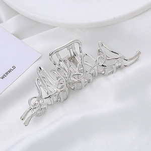 Pinza per capelli minimalista in metallo argento con design a onde cave irregolari