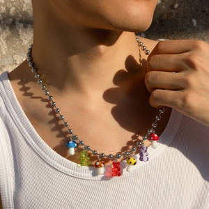 Collier hip-hop pour homme avec perles et pendentifs colorés en forme de champignons