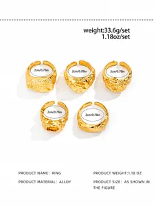 Detail von 5-teiligem Gold-Legierungsring-Set mit Lavatextur und gelbem Edelstein