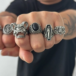 Vue détaillée de bagues punk gothiques pour hommes avec crâne, pierre noire et finition argentée