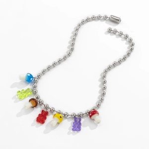 Détail du collier avec breloques de champignons et d'ours colorés sur chaîne à boules