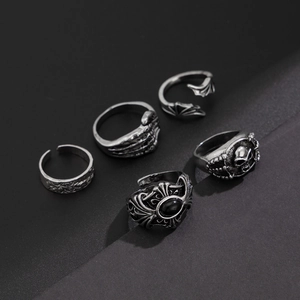 Gothic skull and black gemstone vintage silver ring set with intricate engraving details