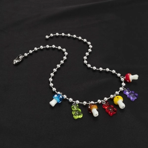 Détail du collier à billes avec pendentifs colorés en forme de champignons et d'ours