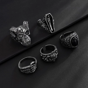 Vue détaillée d'un lot de 5 bagues gothiques tête de mort en argent vintage