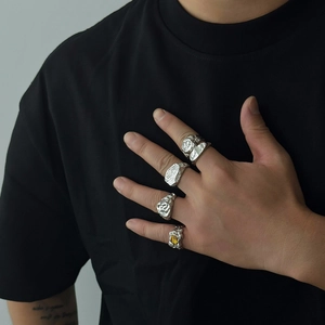 Herren-Hip-Hop-Ring-Set mit silberner Lavatextur und gelbem Edelstein-Detail im Set