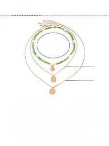 Ensemble collier à trois couches avec pendentif conque, perles et chaînes dorées
