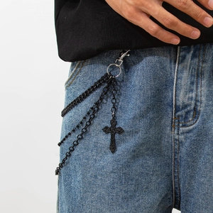 Détail de la chaîne de pantalon gothique noire multicouche avec pendentif en forme de croix