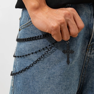 Chaîne de pantalon hip-hop noire à trois couches avec pendentif croix sur jean bleu