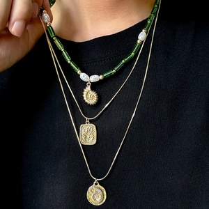 Collier multi-rangs homme avec pendentif conque, perles vertes et chaînes dorées hip hop