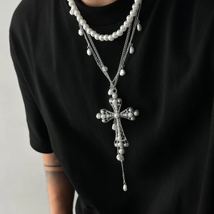Collier multicouche en perles avec pendentif croix imposant porté par un homme en t-shirt