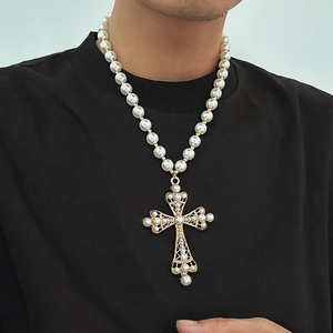 Collier croix en perles de style baroque pour homme avec grand pendentif doré évidé