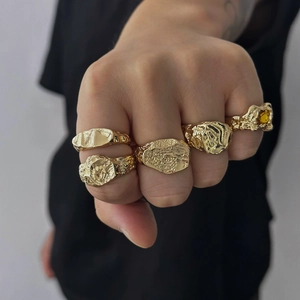 Herren Hip-Hop Gold-Ring-Set mit Lavatextur und gelbem Edelsteinbesatz im Vintage-Stil