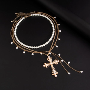 Collier multicouche doré avec pendentif croix en perles et brins de perles blanches