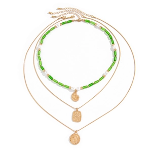 Ensemble de colliers dorés à trois couches avec pendentif coquille et perles vertes