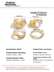 Makroansicht des vierteiligen goldfarbenen Ring-Sets mit strukturierter Oberfläche