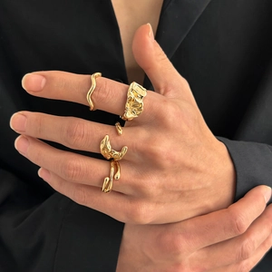 Herren Goldring-Set mit unregelmäßigen Lava-Designs und vier einzigartigen Metallstilen
