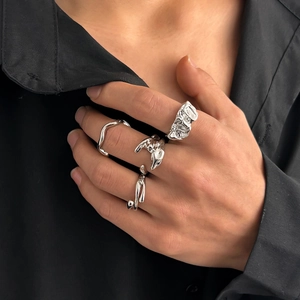 Detailaufnahme eines silbernen dreiteiligen Ringsets im flüssigen Metall-Stil für Herren