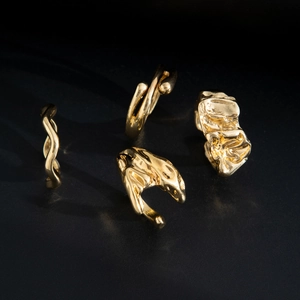 Künstlerische goldene Ringe im Lava-Stil für Herren auf mattem schwarzem Hintergrund